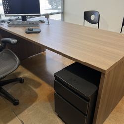 Selling Office desks 