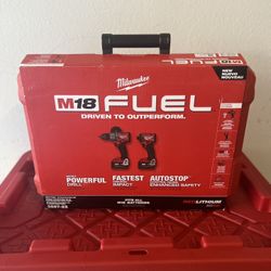 Milwaukee M18 Hammer Drill & Impact Driver Combo Kit. 