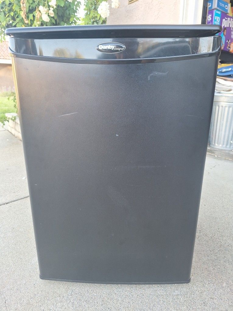 Mini Fridge 2.6cuft Danby Designer