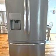 26ft Frigidaire Fridge with Ice and Water