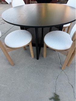 Beautiful Dining round table and 4 Modern chairs included