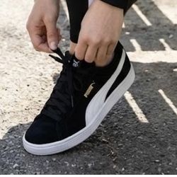 Women’s Puma Vikky Suede Sneakers size 10/ Tenis Puma De Mujer Size 10