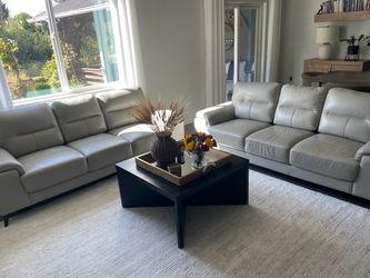 Beautiful Modern Leather Couches set of 2 ! in Good Condition!