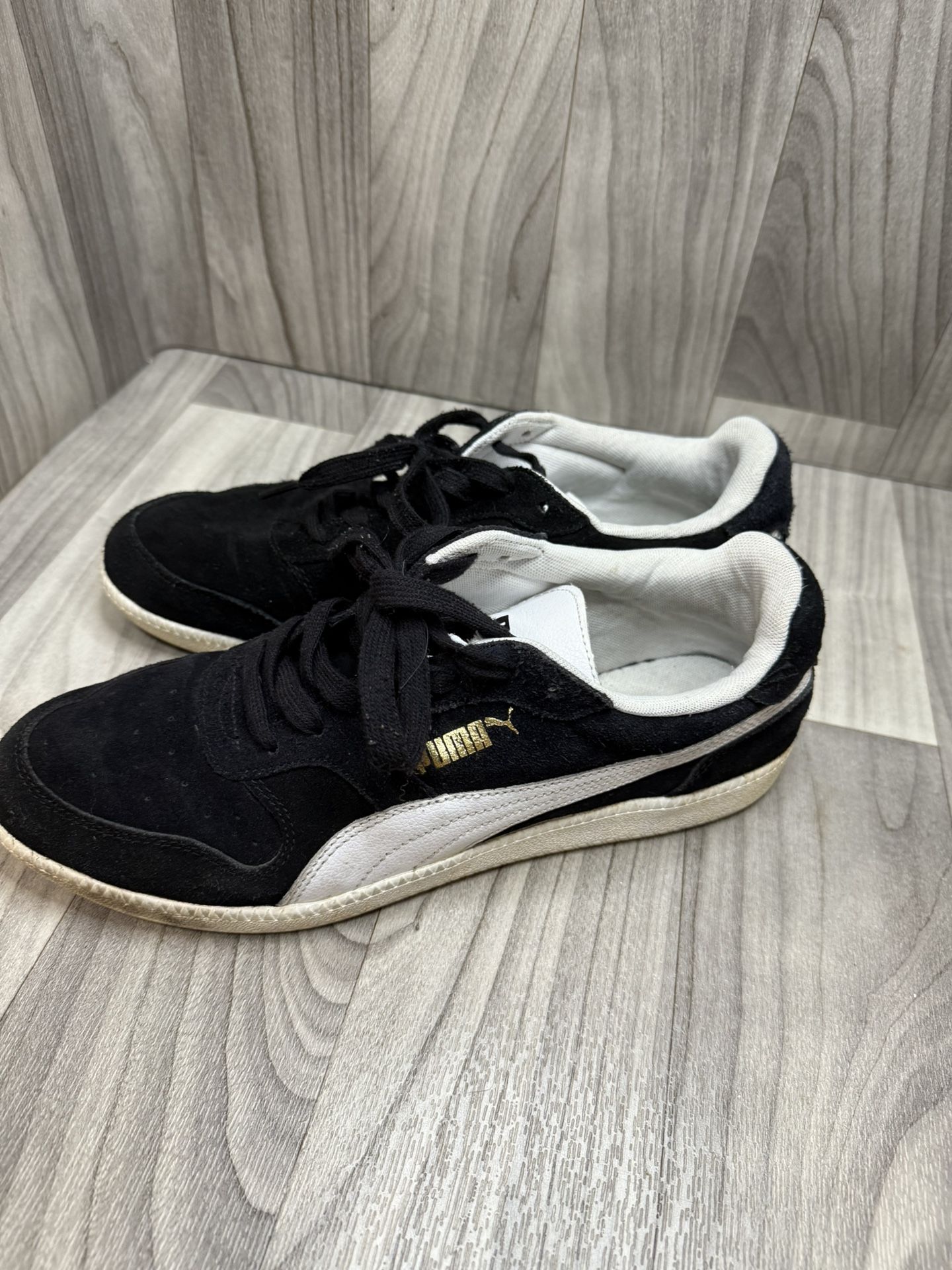 Free size 9 men’s black and white pumas