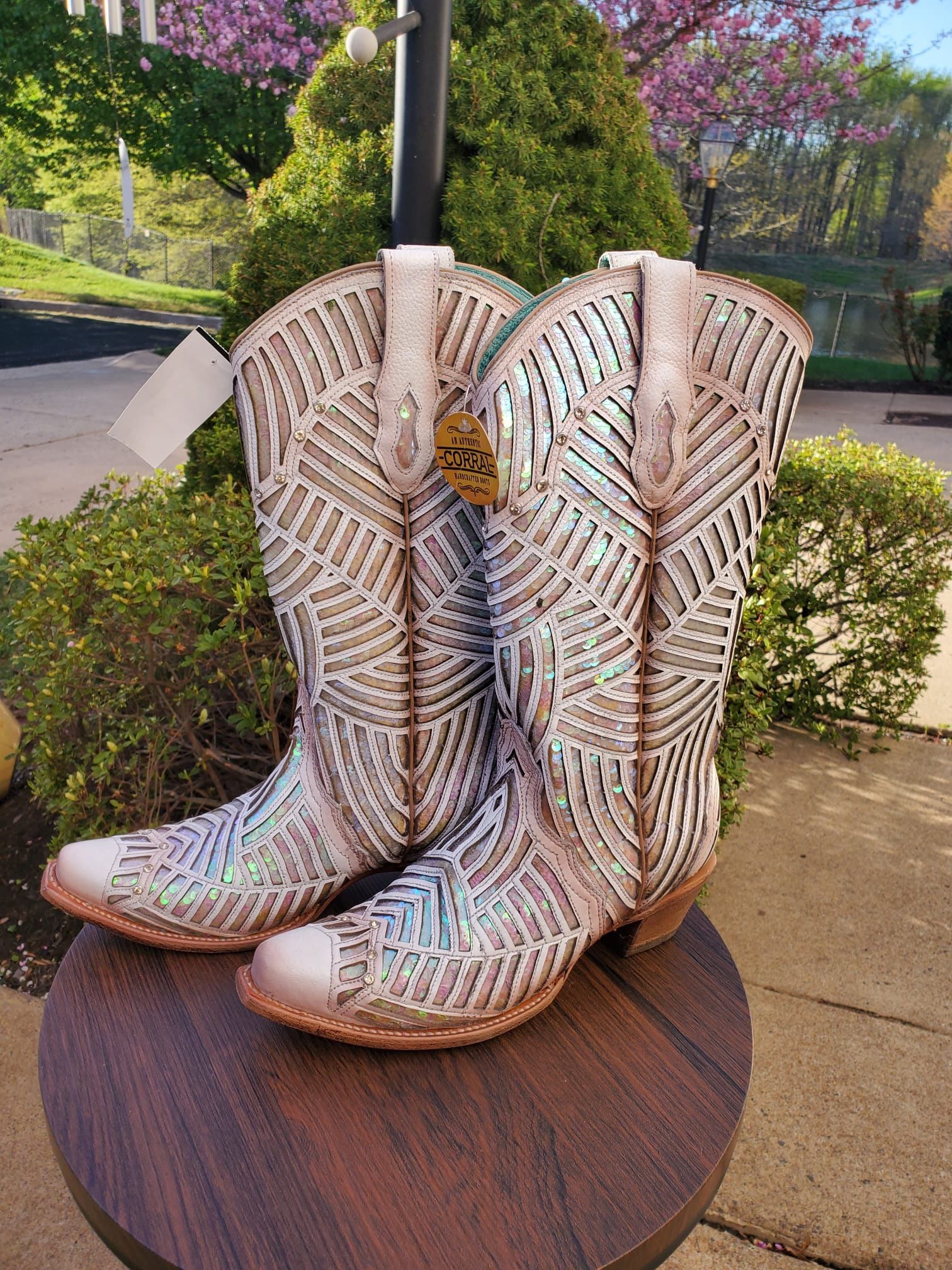 BOOTBARN CORRAL WOMEN'S WHITE BRIGHT INLAY WESTERN BOOTS - SNIP TOE 9.5