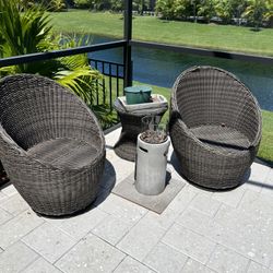 Broyhill Outdoor Furniture Set Two Seats End table for Sale in Tampa FL OfferUp