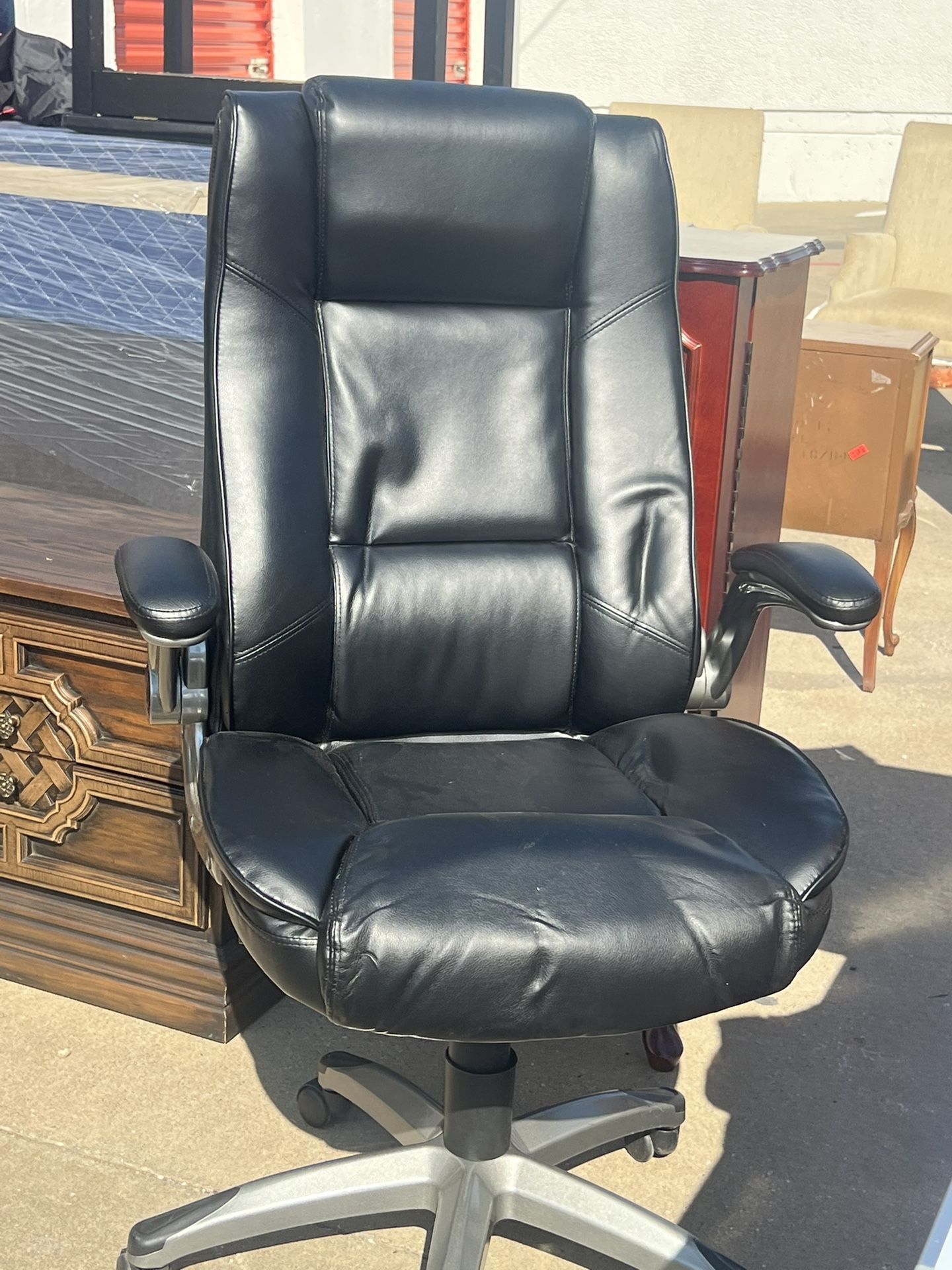 Black computer chair