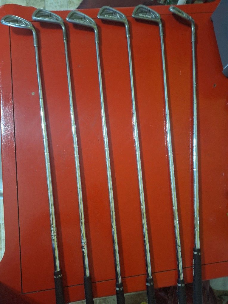 (7) Tony Armour Golf Clubs