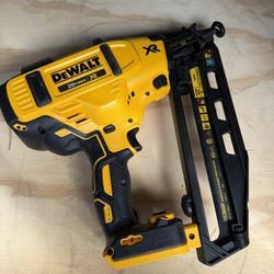 Dewalt 20V Max Finish Nailer, Angled, 16GA TOOL ONLY