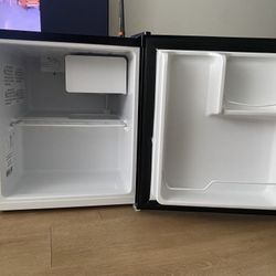 Mainstays 1.7 Cu. Ft. Compact Refrigerator – Black