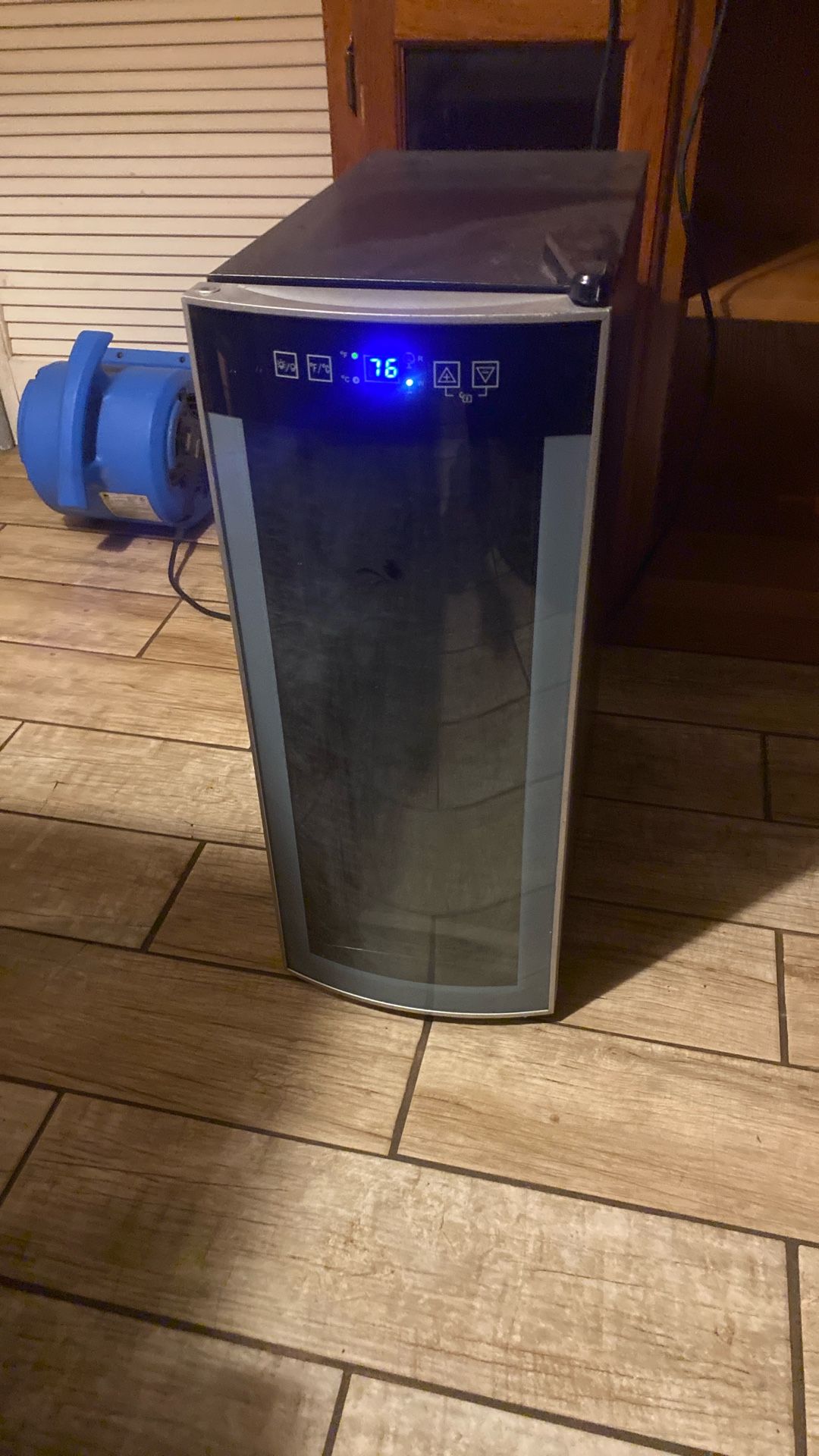 A anti Freestanding Wine Fridge
