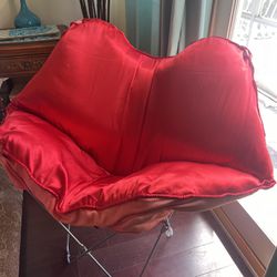 Red Lip Shape Foldable Chair