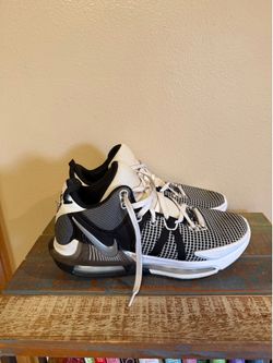 Nike LeBron Witness VII Air Max Size 11.5 Shoes