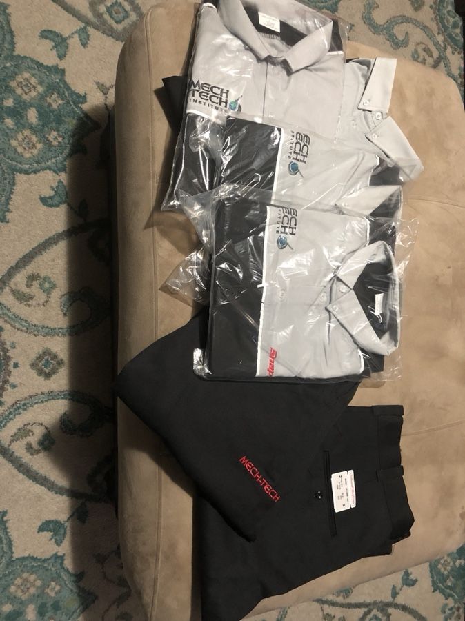 Uniforme mech-tech 4 camisas y 2 pantalones el valores $150.00 los estoy dando asta en $80.00