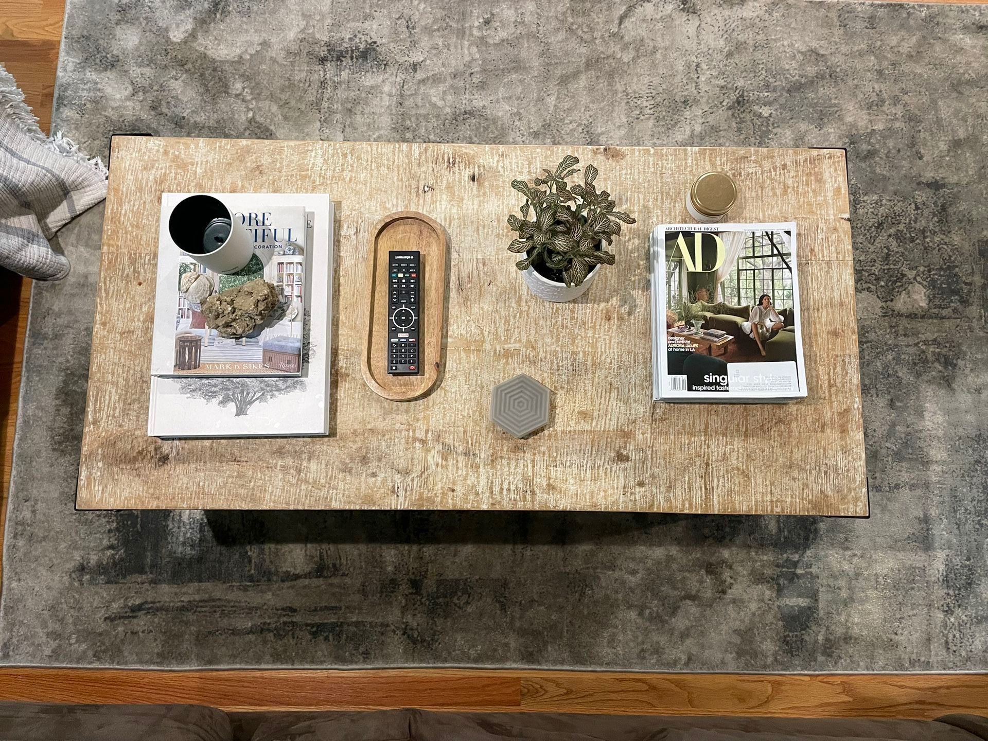 Large Coffee Table - Lots Of Storage!