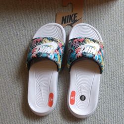 BRAND NEW IN BOX WITH RECEIPT LADIES NIKE VICTORIA ONE FLORAL SAFARI PRINT SLIDE SANDAL SHOES SIZE 7