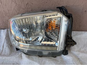 2014-2015-2016-2017 TOYOTA TUNDRA RIGHT HEADLIGHT