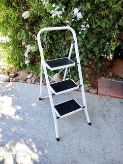 Step  Stool  - Excellent Condition - Folds Easy - Storage 4 1/2" Tall