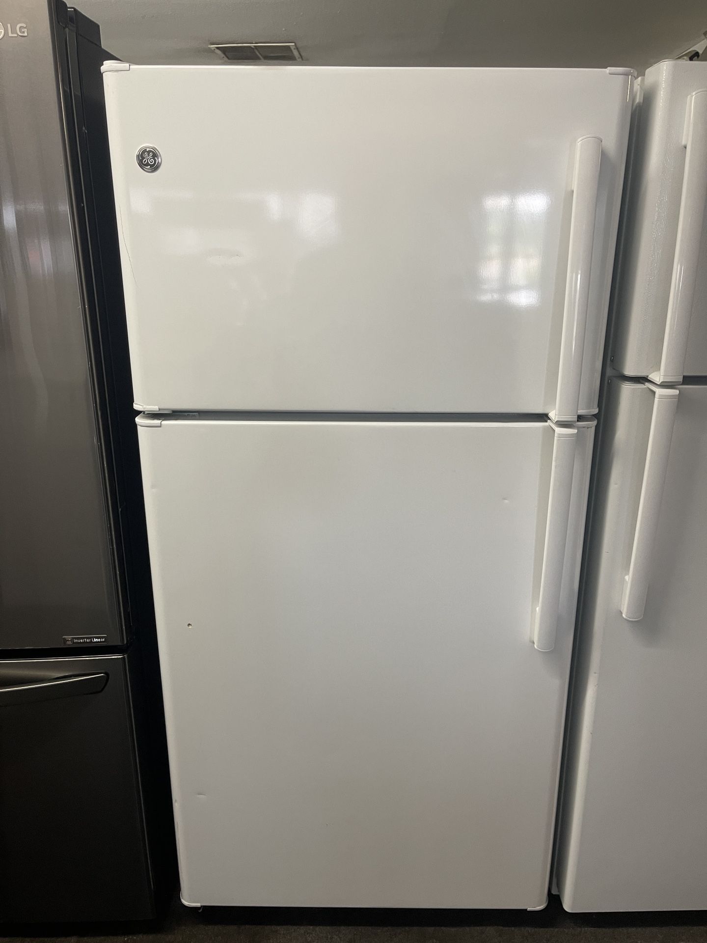 Ge White Top And Bottom Refrigerator 21 Cubic