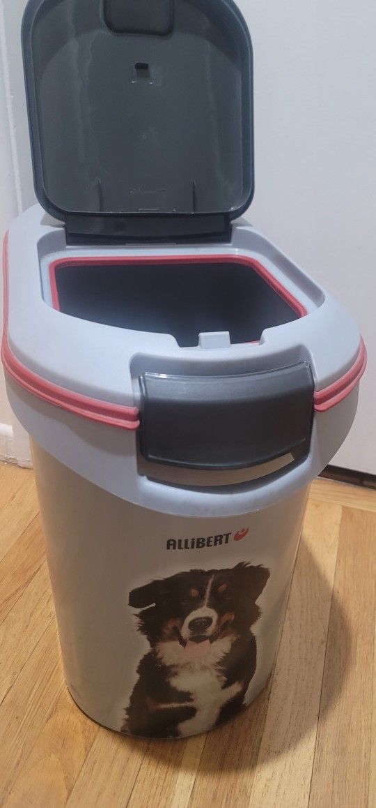 DOG CANTINER FOR FOOD HAS WHEELS SEALS TIGHT