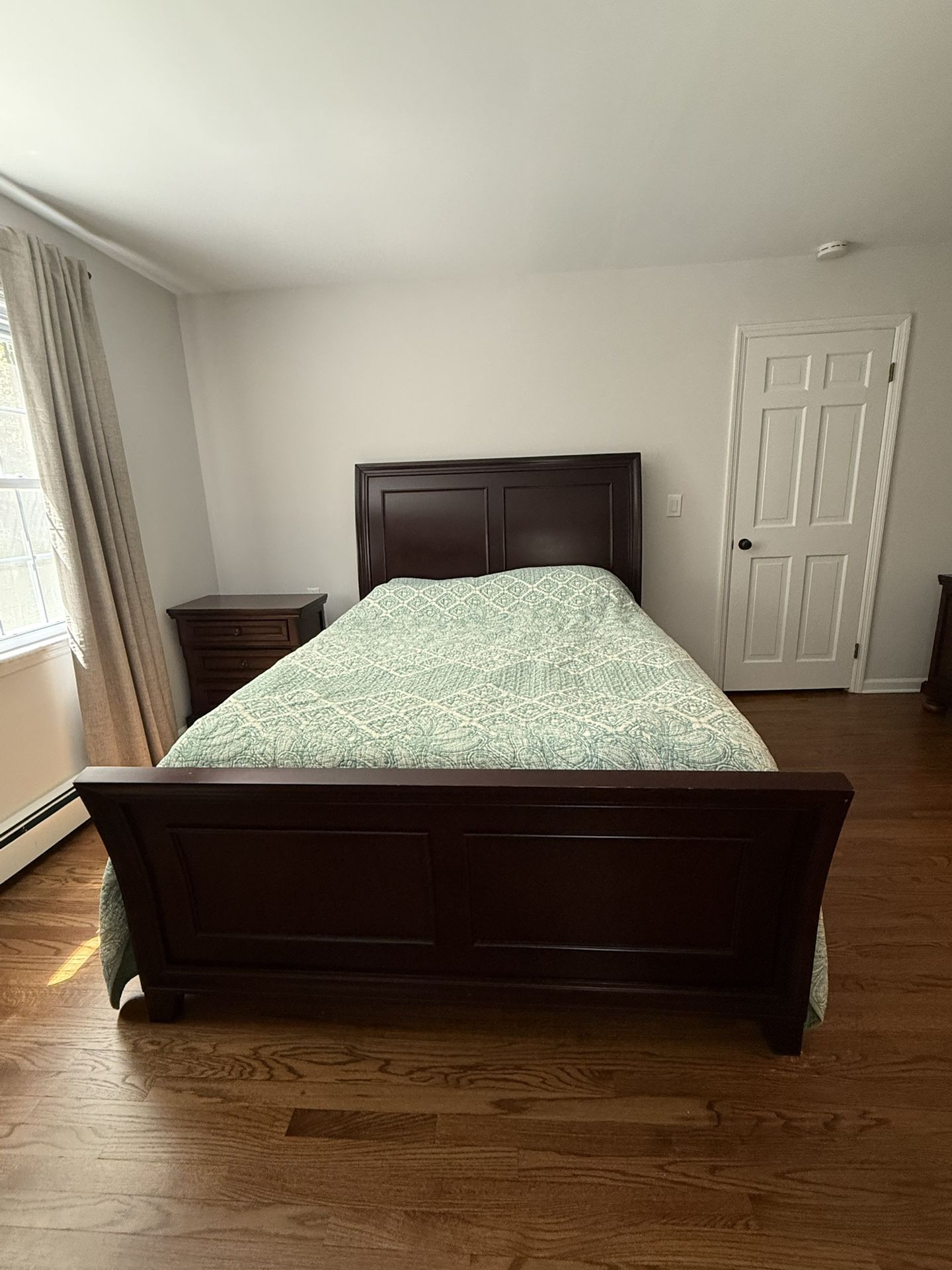 Wooden Bedroom Set With Queen Size Sleigh Bed