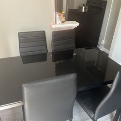 Full Glass Table Dining Set with 4 Chairs .