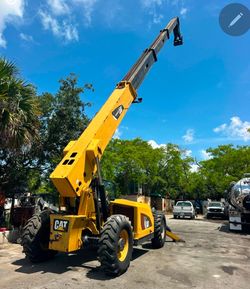 2013 CATERPILLAR TL1055C TELEHANDLER 10,000 LB LIFT 
55 FT REACH ENCLOSED CAB 4X4
QUICK CONNECT COUPLER 
Extendable boom
lines
2 Hydraulic outriggers