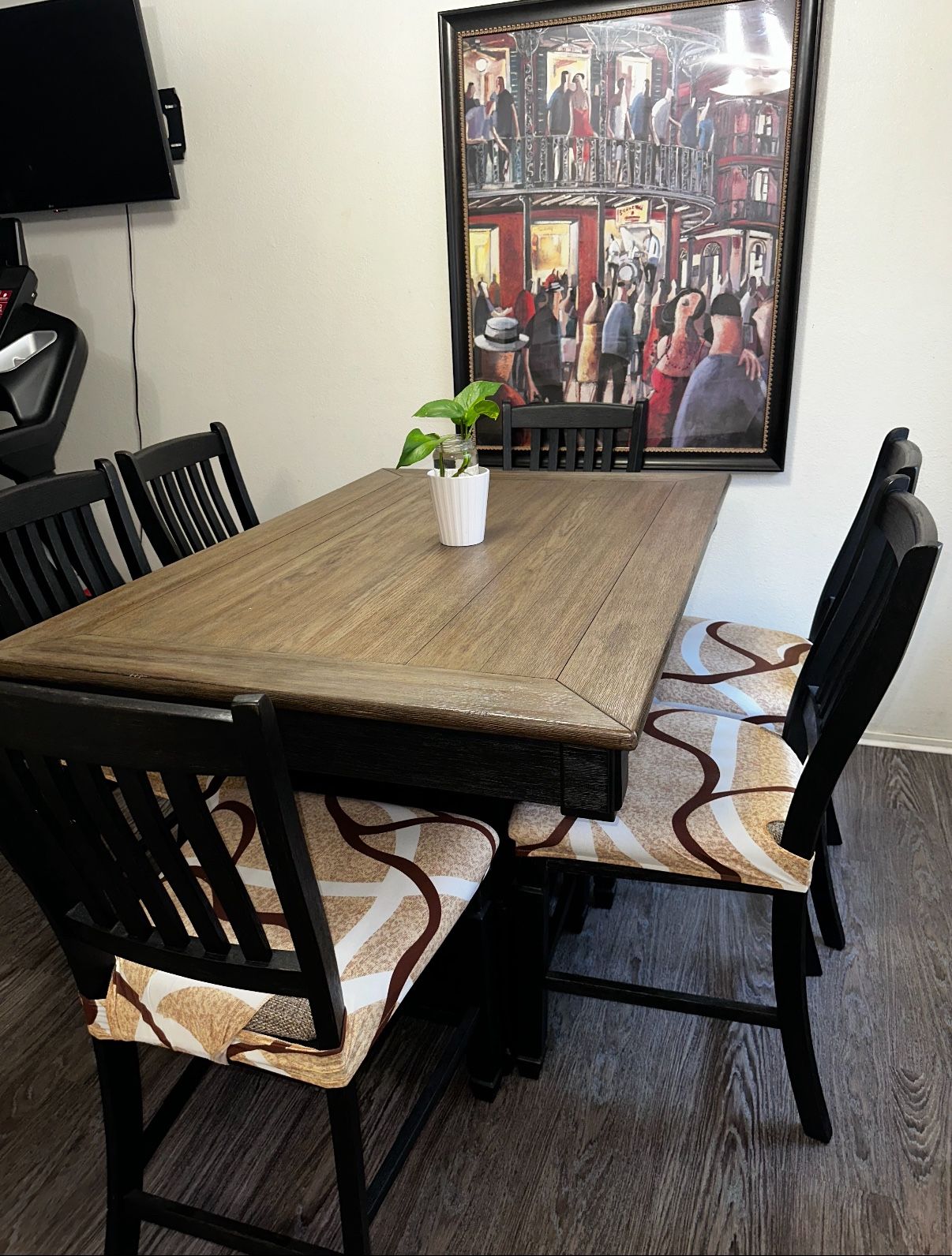 Kitchen table with six chairs in perfect Condition (solid)