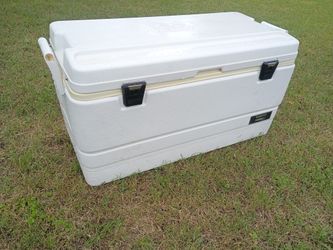 IGLOO 94 Quarts Marine Chest Cooler Box!