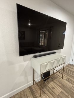 75” Samsung Smart TV 2022 Model Includes Original Remote. Delivery for $85 or pick up near Cactus and 51 FWY.