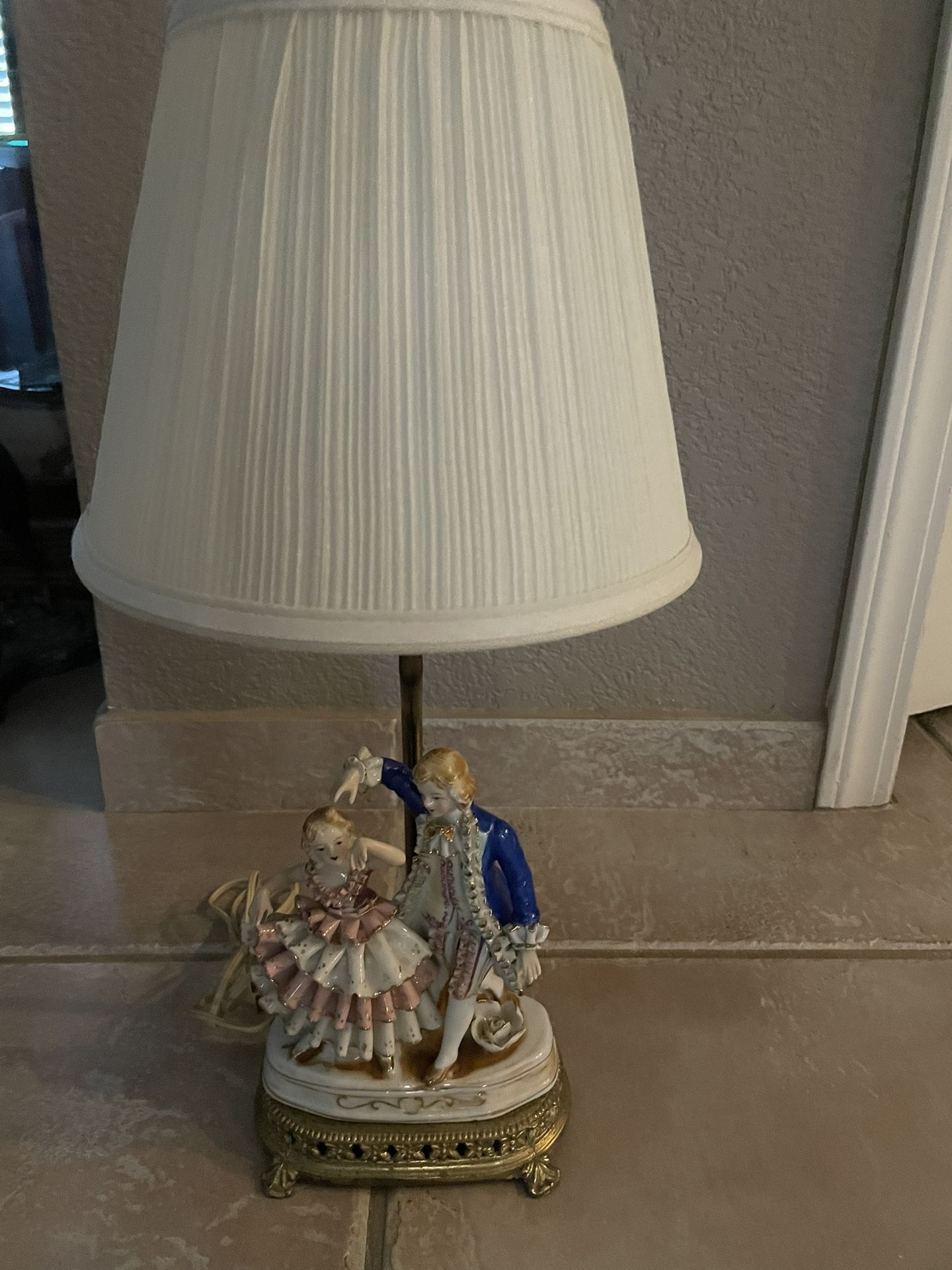 Vintage Porcelain Dresser/Table Lamp