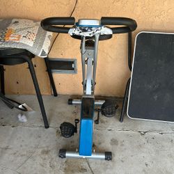 Bicicleta para hacer ejercicio en buenas condiciones, no está nada quebrado, nomás tengo té pegado ahí como usted la mira barata es pequeña