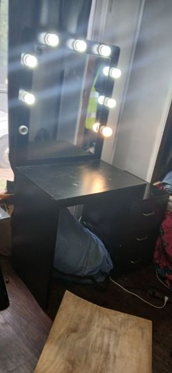 Make up vanitey witg drawers