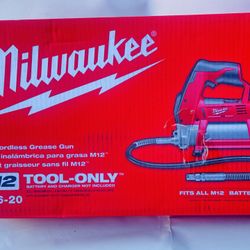 Milwaukee, M12 12V Lithium-Ion Cordless Grease Gun 