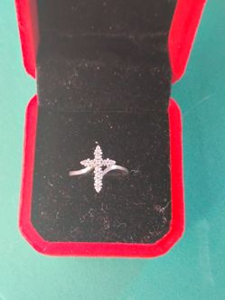 S925 sterling silver cross ring with beautiful genuine diamonds and a twist design size 4