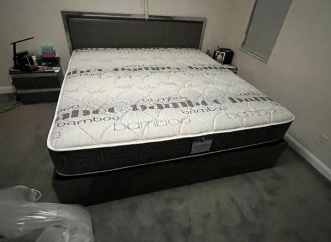 NEW MATTRESS KING SIZE PLUSH WITH BOX SPRING