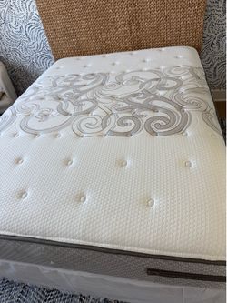 Sealy Posturepedic Queen Mattress-LIKE NEW