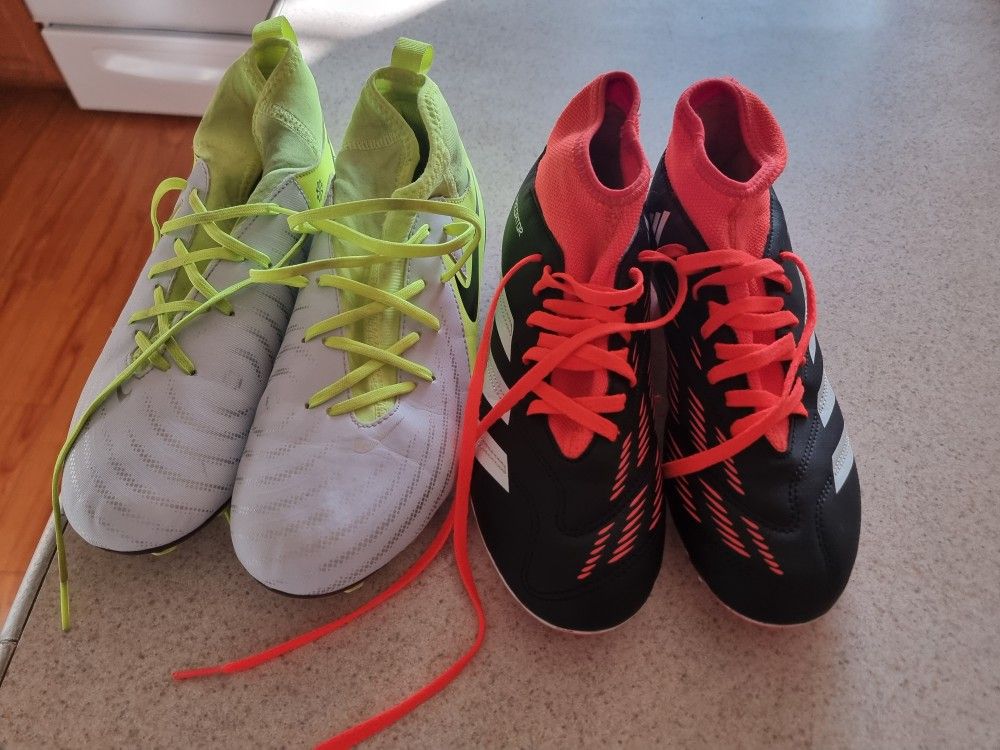 Soccer shoes
