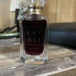 KAYALI VANILLA 28
