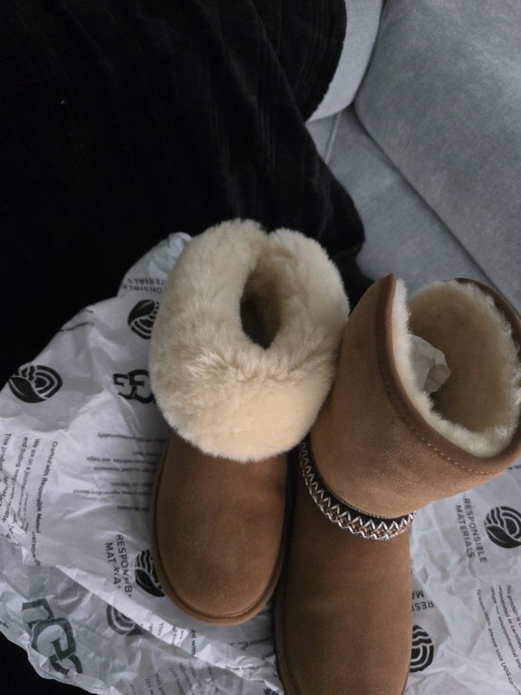 New Uggs Size 8
