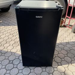 Galanz Mini Fridge 17”W X 19”D X 33”H In Good Condition $60 Firm On Price 