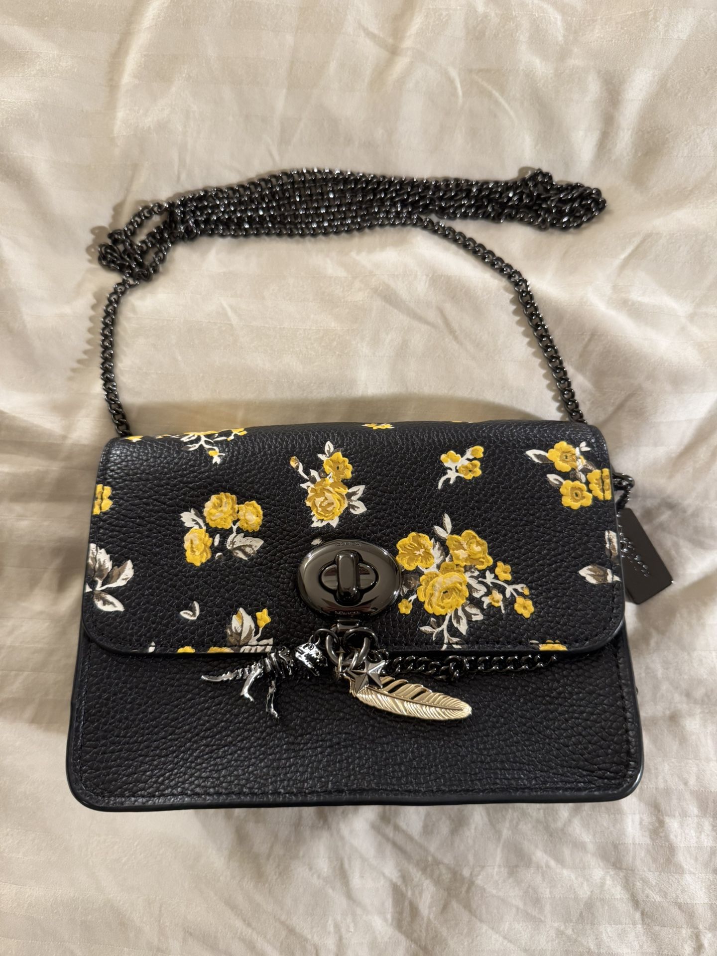 Coach Crossbody Shoulder Bag / Purse Like New (dust bag included)