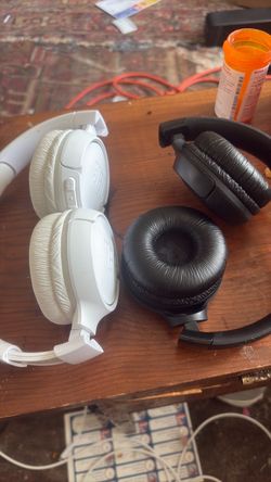 2 pairs of JbL wireless headphones