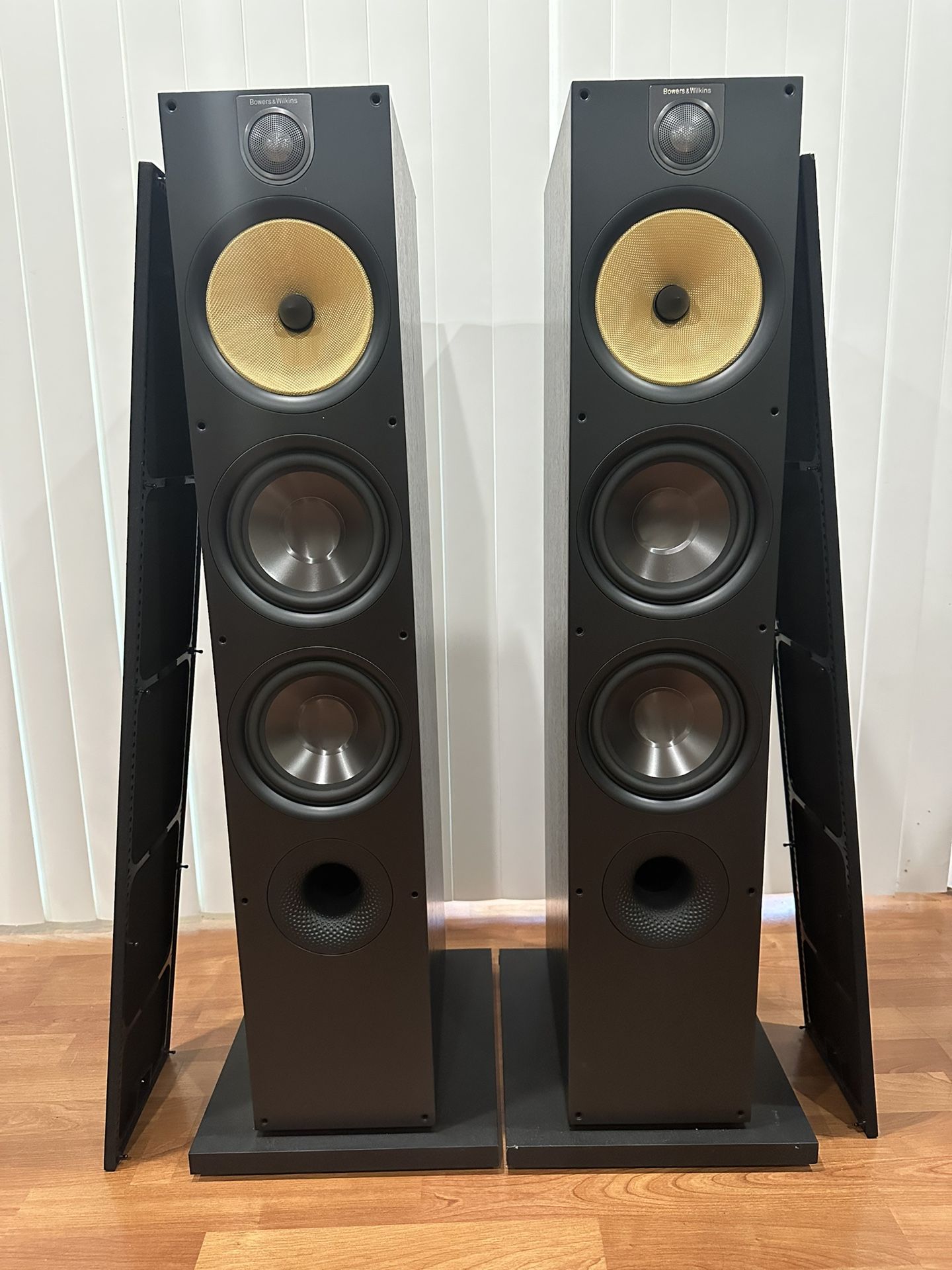 LIKE NEW B&W BOWERS & WILKINS 683 S2 FLOORSTANDING SPEAKERS