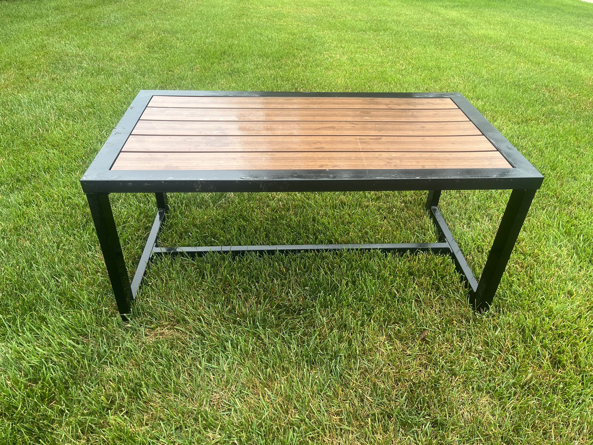 Table (Hampton Bay)