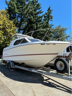 1993 Bayliner cabin cruiser W/ full kitchen and bathroom lassic 2452