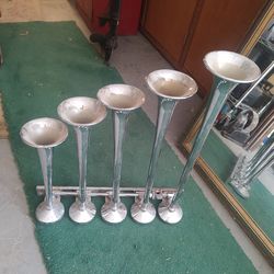 Multi trumpet air horn system