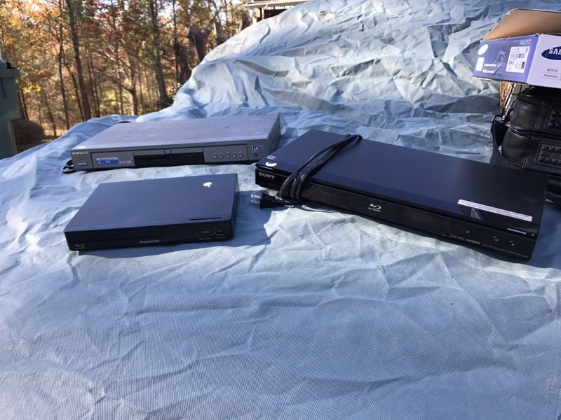 Assorted DVD and Blu-ray players