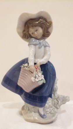 LLADRO FIGURINE #5222 PRETTY PICKINGS