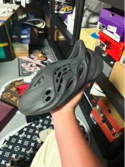 Adidas Yeezy Foamrunner Onyx SIZE 9 WORN 2x